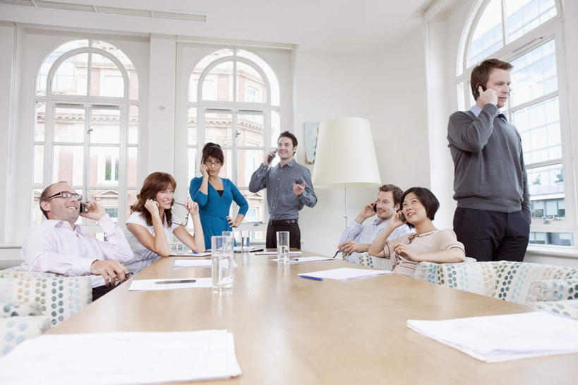 东方人,西方人,同事,商务人士,商务男性,商务女性,站,坐,说,打电话,横图,室内,白天,正面,衬衫,讨论,成功,合作,团队,集体,信心,水,窗户,桌子,杯子,电话,手机,椅子,照明,欧洲,欧洲人,亚洲,握,套装,材料,档案,文件,液体,纸,办公桌,墙,灯光,许多人,拿,拿着,注视,黄种人,通讯设备,饮用水,队伍,玻璃窗,墙壁,墙面,玻璃制品,灯,手稿,水杯,资料,灯具,落地灯,矿泉水,观察,看,站着,一群人,握着,观看,证明,照亮,察看,领导,照明设备,成就,关注,文档,商务装,合伙,领袖,工薪阶层,蒸馏水,交流,男人,男性,年轻男性,年轻女性,女人,女性,中年男性,中年女性,白种人,亚洲人,白领,上班族,玻璃杯,沟通,讲话,交谈,商讨,说话,谈话,通话,站立,坐着,半身,彩图,衬衣