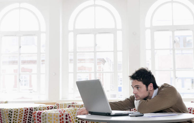 西方人,一个人,商务人士,商务男性,坐,横图,室内,白天,正面,衬衫,电脑,笔记本电脑,餐桌,窗户,桌子,欧洲,欧洲人,仅一个男性,仅一个人,套装,网络,注视,通讯设备,玻璃窗,仅一个年轻男性,观察,看,趴着,餐台,观看,察看,无线,关注,通信设备,商务装,无线网络,无线上网,便携式电脑,工薪阶层,手提电脑,男人,男性,年轻男性,白种人,白领,上班族,趴,坐着,半身,彩图,衬衣