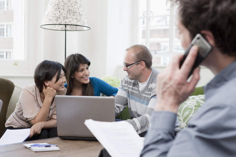 西方人,四个人,同事,商务人士,商务男性,商务女性,办公室,坐,说,打电话,横图,室内,白天,正面,衬衫,讨论,成功,合作,团队,集体,信心,电脑,笔记本电脑,窗户,桌子,电话,手机,椅子,照明,欧洲,欧洲人,握,套装,网络,材料,档案,文件,眼镜,纸,办公桌,灯光,拿,听,拿着,注视,通讯设备,队伍,玻璃窗,灯,手稿,资料,灯具,落地灯,观察,看,握着,观看,证明,照亮,察看,无线,领导,照明设备,成就,关注,文档,商务装,无线网络,合伙,领袖,近视眼镜,无线上网,便携式电脑,工薪阶层,交流,手提电脑,男人,男性,年轻男性,女人,女性,中年女性,白种人,白领,上班族,沟通,讲话,交谈,商讨,说话,谈话,通话,坐着,半身,彩图,衬衣