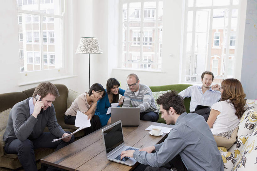 西方人,同事,商务人士,商务男性,商务女性,办公室,坐,说,打电话,横图,俯视,室内,白天,衬衫,讨论,成功,合作,团队,集体,信心,电脑,笔记本电脑,窗户,桌子,电话,手机,椅子,照明,欧洲,欧洲人,握,套装,网络,材料,档案,文件,眼镜,纸,办公桌,灯光,许多人,拿,听,拿着,注视,通讯设备,队伍,玻璃窗,灯,手稿,资料,灯具,落地灯,观察,看,一群人,握着,观看,证明,照亮,察看,无线,领导,照明设备,成就,关注,文档,商务装,无线网络,合伙,领袖,近视眼镜,无线上网,便携式电脑,工薪阶层,交流,手提电脑,男人,男性,年轻男性,年轻女性,女人,女性,中年男性,中年女性,白种人,白领,上班族,沟通,讲话,交谈,商讨,说话,谈话,通话,坐着,半身,彩图,高角度拍摄,衬衣