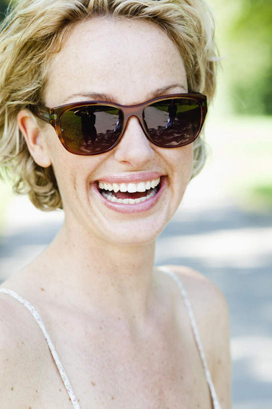 西方人,脸,头,脸颊,一个人,站,笑,微笑,露齿笑,竖图,室外,特写,白天,正面,吊带,欧洲,欧洲人,仅一个女性,仅一个人,阴影,服装,朦胧,模糊,光线,墨镜,眼镜,影子,注视,吊带衫,肩膀,衣服,阳光,太阳镜,太阳眼镜,观察,看,站着,仅一个中年女性,金色,遮阳镜,服饰,观看,察看,衣着,穿着,关注,衣饰,女人,女性,中年女性,白种人,头部,卷发,脸部,脸蛋,面部,站立,半身,彩图,短发