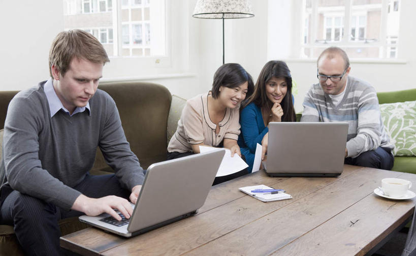 东方人,西方人,四个人,同事,商务人士,商务男性,商务女性,办公室,坐,笑,说,打电话,微笑,露齿笑,横图,室内,白天,正面,衬衫,讨论,成功,合作,团队,集体,信心,电脑,笔记本电脑,窗户,桌子,电话,手机,椅子,照明,欧洲,欧洲人,亚洲,敲打,套装,服装,网络,材料,档案,文件,眼镜,纸,办公桌,灯光,注视,休闲装,黄种人,输入,通讯设备,队伍,玻璃窗,灯,衣服,手稿,资料,灯具,落地灯,打字,观察,看,休闲,休闲服,服饰,观看,点击,敲击,证明,照亮,察看,无线,领导,照明设备,成就,关注,文档,商务装,无线网络,合伙,领袖,近视眼镜,无线上网,便携式电脑,工薪阶层,交流,按键,手提电脑,男人,男性,年轻男性,女人,女性,中年女性,白种人,亚洲人,白领,上班族,沟通,讲话,交谈,商讨,说话,谈话,通话,坐着,半身,彩图,衬衣