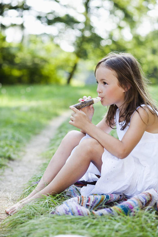 西方人,儿童,一个人,坐,竖图,室外,白天,侧面,纯洁,草地,草坪,树林,植物,欧洲,欧洲人,仅一个女性,仅一个人,握,服装,朦胧,模糊,艺术,金属,吹奏乐器,笛子,乐器,音乐,拿,拿着,注视,休闲装,草,树,树木,小孩,衣服,绿色,自然,观察,看,仅一个小孩,休闲,休闲服,可爱,童年,童趣,握着,服饰,生长,成长,观看,察看,长笛,关注,童真,烂漫,无邪,天真,女孩,女人,女性,白种人,孩子,坐着,半身,彩图,女生