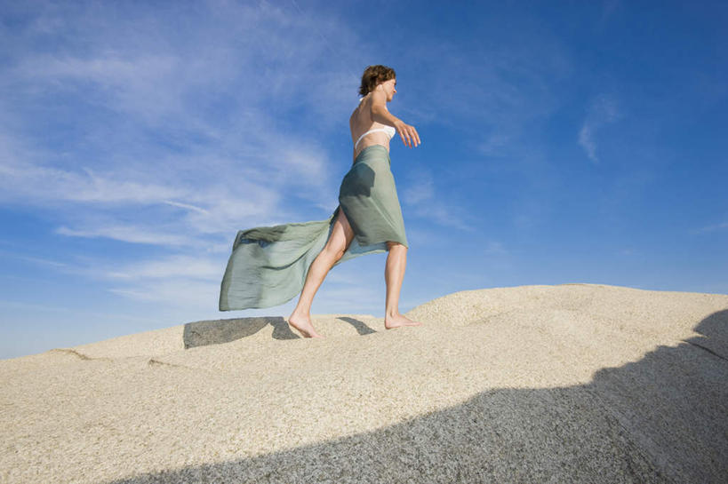 西方人,一个人,走,横图,室外,白天,仰视,裙子,沙漠,欧洲,欧洲人,仅一个女性,仅一个人,阴影,连衣裙,光线,影子,云,云朵,云彩,注视,蓝色,白云,蓝天,天空,阳光,天,观察,看,仅一个中年女性,晴朗,观看,察看,关注,女人,女性,中年女性,白种人,大漠,砂漠,晴空,步行,散步,走路,彩图,低角度拍摄,全身