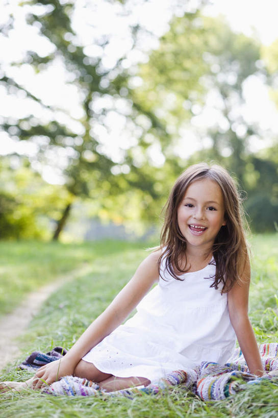 西方人,儿童,一个人,坐,笑,微笑,露齿笑,竖图,室外,白天,正面,纯洁,草地,草坪,树林,植物,欧洲,欧洲人,仅一个女性,仅一个人,撑,服装,朦胧,模糊,注视,休闲装,草,树,树木,小孩,衣服,蓝色,绿色,蓝天,天空,自然,天,观察,看,仅一个小孩,休闲,休闲服,可爱,童年,童趣,服饰,生长,晴朗,成长,观看,察看,撑着,关注,童真,烂漫,无邪,万里无云,天真,女孩,女人,女性,白种人,孩子,晴空,晴空万里,坐着,彩图,全身,女生