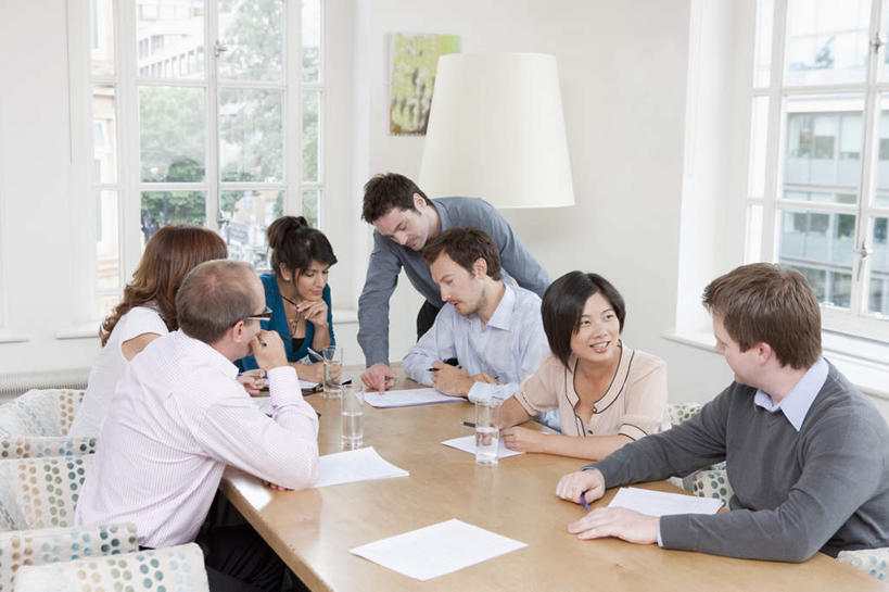 东方人,西方人,背部,同事,商务人士,商务男性,商务女性,办公室,站,坐,笑,说,微笑,露齿笑,横图,室内,白天,正面,衬衫,讨论,成功,合作,团队,集体,信心,窗户,桌子,椅子,照明,欧洲,欧洲人,亚洲,弯腰,握,套装,笔,材料,档案,文件,纸,办公桌,灯光,办公用品,许多人,拿,拿着,注视,黄种人,队伍,玻璃窗,灯,文具,手稿,学习用品,资料,灯具,落地灯,观察,看,站着,一群人,握着,观看,文具用品,证明,照亮,察看,领导,照明设备,成就,关注,文档,商务装,合伙,领袖,工薪阶层,弯身,交流,男人,男性,女人,女性,中年男性,中年女性,白种人,亚洲人,白领,上班族,沟通,讲话,交谈,商讨,说话,谈话,站立,坐着,半身,彩图,衬衣