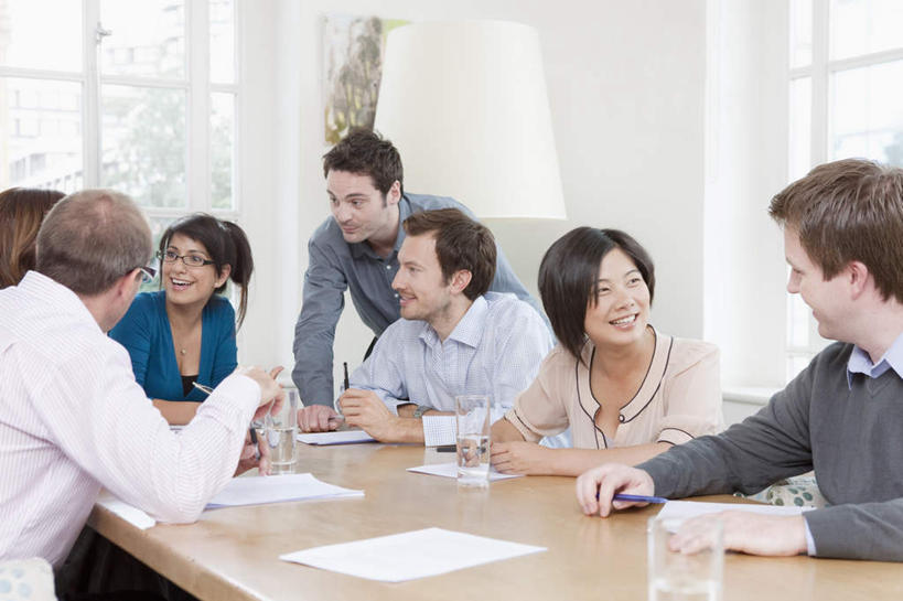 东方人,西方人,背部,同事,商务人士,商务男性,商务女性,办公室,站,坐,笑,说,微笑,露齿笑,横图,室内,白天,正面,衬衫,讨论,成功,合作,团队,集体,信心,窗户,桌子,椅子,照明,欧洲,欧洲人,亚洲,弯腰,握,套装,笔,材料,档案,文件,纸,办公桌,灯光,办公用品,许多人,拿,拿着,注视,黄种人,队伍,玻璃窗,灯,文具,手稿,学习用品,资料,灯具,落地灯,观察,看,站着,一群人,握着,观看,文具用品,证明,照亮,察看,领导,照明设备,成就,关注,文档,商务装,合伙,领袖,工薪阶层,弯身,交流,男人,男性,女人,女性,中年男性,中年女性,白种人,亚洲人,白领,上班族,沟通,讲话,交谈,商讨,说话,谈话,站立,坐着,半身,彩图,衬衣