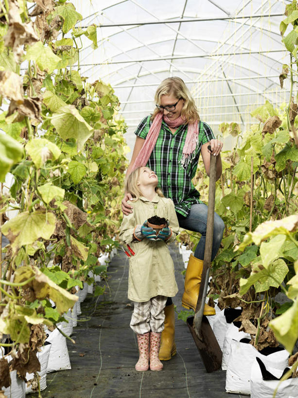 西方人,儿童,中年人,两个人,家庭,母亲,女儿,站,竖图,室内,白天,正面,纯洁,植物,窗户,欧洲,欧洲人,一排,许多,握,服装,整齐,铲子,纺织物,盆栽,天窗,盆景,很多,拿,温室,拿着,注视,休闲装,踩,玻璃窗,排列,一个,小孩,衣服,绿色,自然,毛巾,踩着,低头,观察,看,清洁,站着,休闲,温暖,温馨,母女,一家人,休闲服,可爱,母爱,童年,童趣,握着,服饰,设施,生长,单个,成长,观看,保暖,和睦,察看,暖房,防寒,队列,关注,加温,透光,保温,童真,透气,烂漫,无邪,防水,垂头,昂首,储水,耐磨,吸水,天真,女孩,女人,女性,中年女性,白种人,孩子,抬头,仰头,站立,彩图,全身,融洽,女生