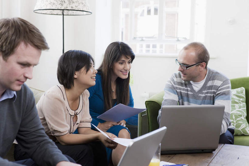 果汁,东方人,西方人,四个人,同事,商务人士,商务男性,商务女性,客厅,坐,笑,微笑,露齿笑,横图,室内,白天,正面,衬衫,成功,合作,团队,集体,信心,电脑,笔记本电脑,窗户,靠垫,落地窗,沙发,桌子,柑橘,杯子,照明,欧洲,欧洲人,亚洲,一副,握,套装,朦胧,模糊,网络,木制,材料,档案,文件,眼镜,灯光,橙汁,靠枕,饮品,拿,茶几,拿着,扭头,注视,黄种人,通讯设备,队伍,玻璃窗,玻璃制品,灯,饮料,木制品,水杯,资料,灯具,垫子,落地灯,枕头,观察,看,转头,握着,观看,照亮,察看,无线,起居室,领导,照明设备,成就,关注,可口,文档,通信设备,商务装,无线网络,合伙,领袖,近视眼镜,布艺沙发,无线上网,便携式电脑,工薪阶层,客堂,适口,手提电脑,男人,男性,女人,女性,中年男性,中年女性,白种人,亚洲人,白领,上班族,玻璃杯,橘子,桔子,橙子,橙,坐着,半身,彩图,衬衣