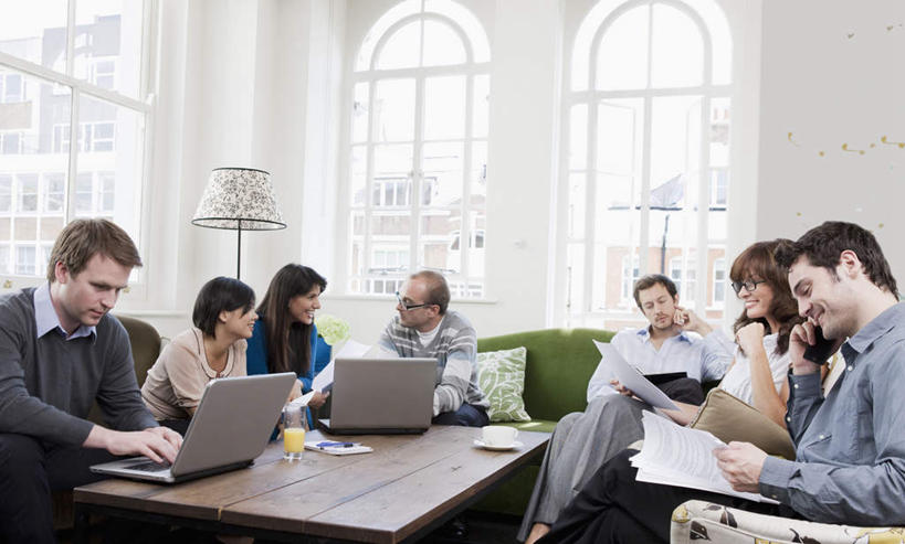 果汁,东方人,西方人,同事,商务人士,商务男性,商务女性,客厅,坐,笑,微笑,露齿笑,横图,室内,白天,正面,衬衫,成功,合作,团队,集体,信心,电脑,笔记本电脑,窗户,靠垫,落地窗,沙发,桌子,柑橘,杯子,照明,欧洲,欧洲人,亚洲,一副,敲打,握,套装,朦胧,模糊,网络,木制,材料,档案,文件,眼镜,灯光,橙汁,靠枕,饮品,许多人,拿,茶几,拿着,扭头,注视,黄种人,输入,通讯设备,队伍,玻璃窗,玻璃制品,灯,饮料,木制品,水杯,资料,灯具,垫子,落地灯,枕头,打字,低头,观察,看,转头,一群人,握着,观看,点击,敲击,照亮,察看,无线,起居室,领导,照明设备,成就,关注,可口,文档,通信设备,商务装,无线网络,合伙,领袖,近视眼镜,布艺沙发,无线上网,便携式电脑,工薪阶层,垂头,客堂,适口,按键,手提电脑,男人,男性,女人,女性,中年男性,中年女性,白种人,亚洲人,白领,上班族,玻璃杯,橘子,桔子,橙子,橙,坐着,半身,彩图,衬衣