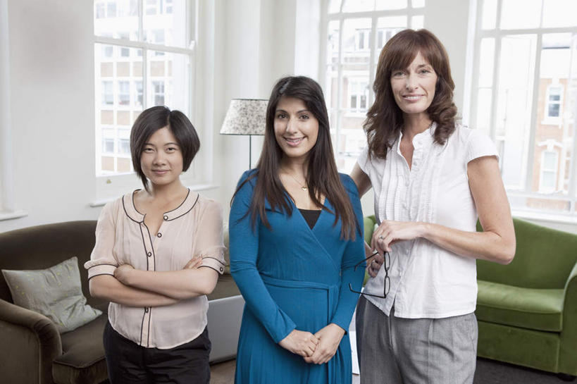 东方人,西方人,三个人,同事,商务人士,商务女性,客厅,站,笑,双手交叉,微笑,露齿笑,横图,室内,白天,正面,成功,合作,团队,集体,信心,窗户,靠垫,落地窗,沙发,桌子,照明,欧洲,欧洲人,亚洲,一排,套装,朦胧,模糊,整齐,木制,灯光,靠枕,茶几,注视,黄种人,队伍,玻璃窗,灯,排列,木制品,灯具,垫子,落地灯,枕头,观察,看,靠,靠着,站着,观看,照亮,察看,起居室,领导,双手抱胸,照明设备,成就,队列,关注,商务装,合伙,领袖,布艺沙发,工薪阶层,客堂,女人,女性,中年女性,白种人,亚洲人,白领,上班族,站立,半身,彩图