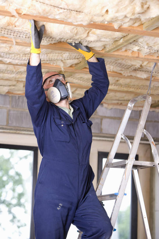 西方人,一个人,建筑工人,站,举,攀登,竖图,室内,白天,仰视,工作服,制服,安全,窗户,欧洲,欧洲人,仅一个男性,仅一个人,仅一个中年男性,握,分离,梯子,阶梯,墙,防护,过滤,拿,分开,拿着,注视,玻璃窗,墙壁,墙面,工人,一个,蓝色,口罩,手套,建筑工地,观察,看,托,站着,爬,隔断,握着,遮掩,单个,观看,上升,保护,隔离,察看,卫生,掩盖,遮挡,关注,净化,间隔,保险,预防,遮盖,防尘,人字梯,保全,周全,安稳,安定,防护手套,掩饰,登高,断绝,隔开,屏蔽,屏绝,远离,中断,阻遏,阻隔,地盘,建筑地盘,施工地盘,工作制服,平安,男人,男性,中年男性,白种人,建筑工,举起,举手,举着,攀爬,抬头,向上举,向上伸,向上托,仰头,站立,半身,彩图,低角度拍摄,工作套服,工地