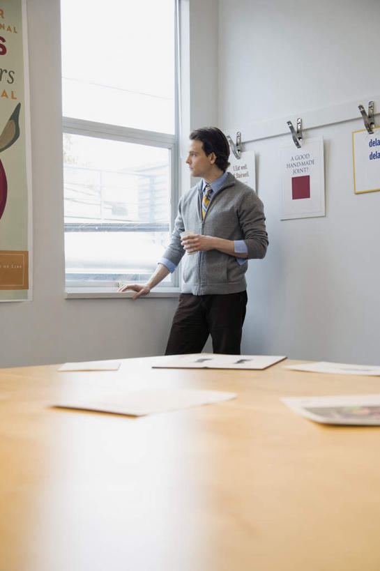 西方人,一个人,商务人士,商务男性,办公室,站,竖图,室内,白天,正面,衬衫,窗户,家具,桌子,椅子,欧洲,欧洲人,仅一个男性,仅一个人,仅一个中年男性,一排,许多,吊挂,悬挂,套装,整齐,材料,档案,文件,塑料,办公桌,墙,很多,挂,扭头,注视,玻璃窗,墙壁,墙面,排列,会议椅,夹子,晾衣绳,绳子,塑料制品,资料,观察,看,站着,转头,搭,观看,办公椅,察看,搭着,队列,关注,文档,商务装,工薪阶层,衣夹,办公家具,商务椅,培训椅,男人,男性,中年男性,白种人,白领,上班族,站立,半身,彩图,衬衣