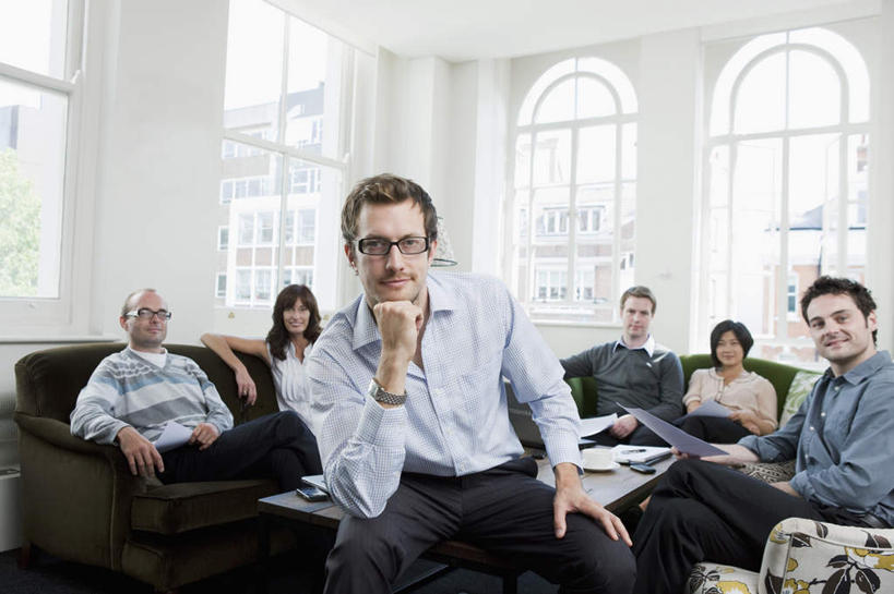 果汁,东方人,西方人,同事,商务人士,商务男性,商务女性,客厅,坐,笑,微笑,露齿笑,横图,室内,白天,正面,衬衫,成功,合作,团队,集体,信心,电脑,笔记本电脑,窗户,靠垫,落地窗,沙发,桌子,柑橘,杯子,照明,欧洲,欧洲人,亚洲,一副,撑,套装,朦胧,模糊,网络,木制,材料,档案,文件,眼镜,灯光,橙汁,靠枕,饮品,许多人,茶几,扭头,托腮,注视,黄种人,通讯设备,队伍,玻璃窗,玻璃制品,灯,饮料,木制品,水杯,资料,灯具,垫子,落地灯,枕头,观察,看,靠,靠着,托,转头,一群人,搭,观看,照亮,察看,无线,起居室,领导,撑着,照明设备,成就,搭着,关注,可口,托下巴,文档,通信设备,商务装,无线网络,合伙,领袖,近视眼镜,布艺沙发,无线上网,便携式电脑,工薪阶层,客堂,适口,手提电脑,男人,男性,女人,女性,中年男性,中年女性,白种人,亚洲人,白领,上班族,玻璃杯,橘子,桔子,橙子,橙,坐着,半身,彩图,衬衣