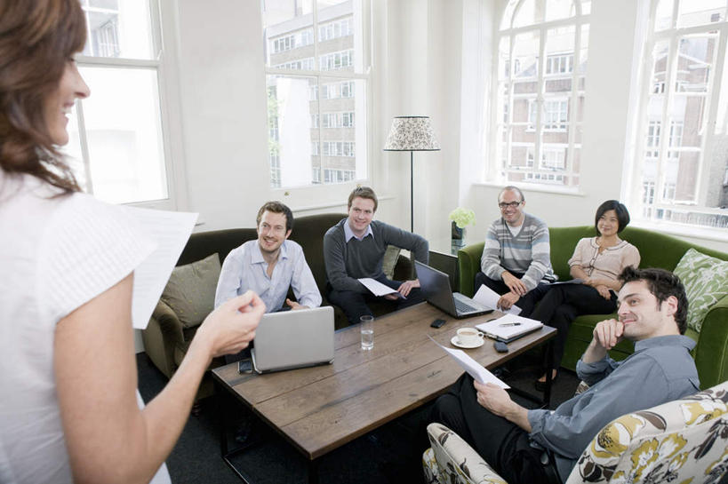 果汁,东方人,西方人,同事,商务人士,商务男性,商务女性,客厅,站,坐,笑,微笑,露齿笑,横图,俯视,室内,白天,衬衫,成功,合作,团队,集体,信心,电脑,笔记本电脑,窗户,靠垫,落地窗,沙发,桌子,柑橘,杯子,照明,欧洲,欧洲人,亚洲,一副,撑,握,套装,朦胧,模糊,网络,木制,材料,档案,文件,眼镜,灯光,橙汁,靠枕,饮品,许多人,拿,茶几,拿着,扭头,托腮,注视,黄种人,通讯设备,队伍,玻璃窗,玻璃制品,灯,饮料,木制品,水杯,资料,灯具,垫子,落地灯,枕头,观察,看,托,站着,转头,一群人,搭,握着,观看,照亮,察看,无线,起居室,领导,撑着,照明设备,成就,搭着,关注,可口,托下巴,文档,通信设备,商务装,无线网络,合伙,领袖,近视眼镜,布艺沙发,无线上网,便携式电脑,工薪阶层,客堂,适口,手提电脑,男人,男性,女人,女性,中年男性,中年女性,白种人,亚洲人,白领,上班族,玻璃杯,橘子,桔子,橙子,橙,站立,坐着,半身,彩图,高角度拍摄,衬衣