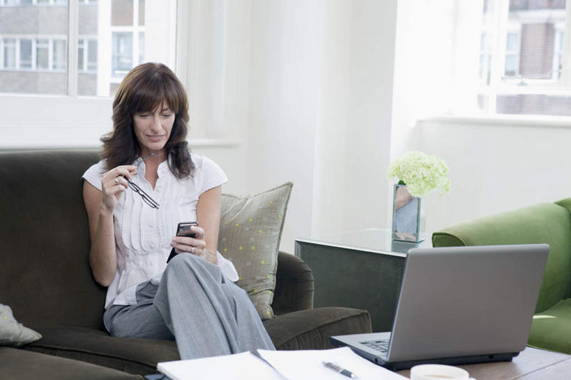 西方人,一个人,商务人士,商务女性,客厅,坐,打电话,横图,室内,白天,正面,电脑,笔记本电脑,窗户,靠垫,落地窗,沙发,桌子,杯子,餐具,电话,手机,欧洲,欧洲人,仅一个女性,仅一个人,一副,握,套装,朦胧,模糊,网络,木制,笔,材料,瓷器,档案,碟子,盘,文件,眼镜,办公用品,咖啡杯,靠枕,陶瓷制品,二郎腿,拿,茶几,拿着,注视,通讯设备,水笔,玻璃窗,文具,一个,白色,盘子,木制品,学习用品,资料,垫子,碟,枕头,低头,观察,看,仅一个中年女性,握着,单个,观看,一台,文具用品,一支,察看,无线,起居室,关注,文档,瓷杯,通信设备,商务装,无线网络,近视眼镜,布艺沙发,无线上网,便携式电脑,工薪阶层,垂头,客堂,交流,手提电脑,女人,女性,中年女性,白种人,白领,上班族,玻璃杯,沟通,通话,坐着,半身,彩图