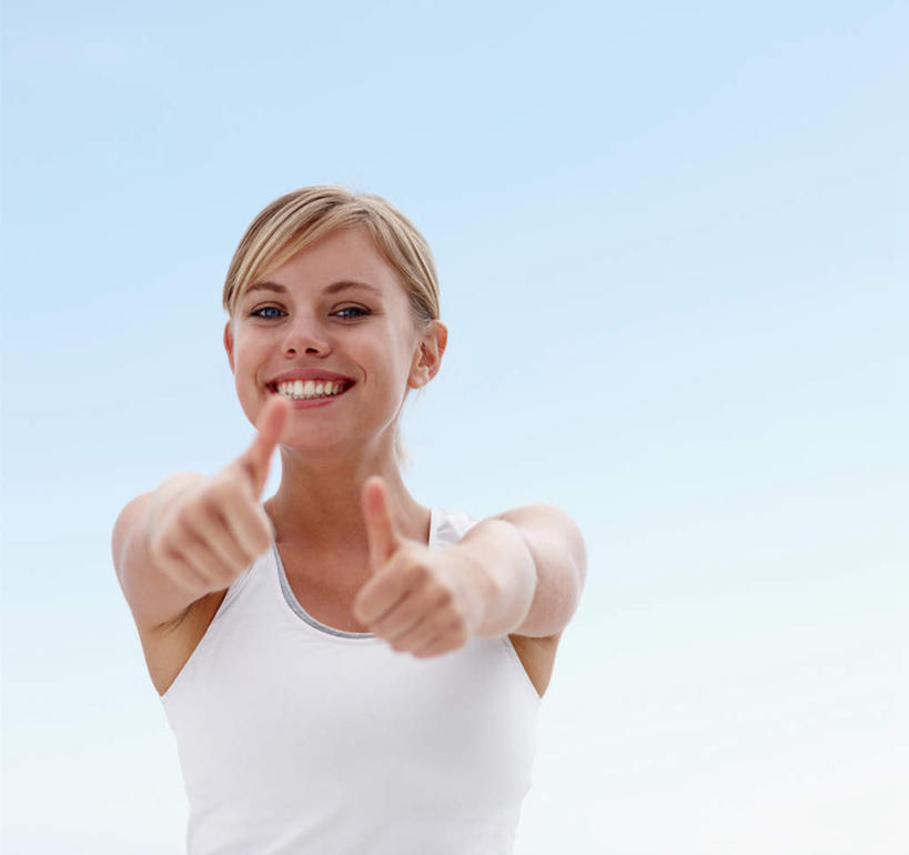 西方人,一个人,站,笑,微笑,露齿笑,横图,室外,白天,仰视,智慧,欧洲,欧洲人,仅一个年轻女性,仅一个女性,仅一个人,阴影,突出,服装,光线,背心,影子,云,云朵,云彩,注视,称赞,表扬,衣服,蓝色,白色,白云,蓝天,天空,阳光,天,观察,看,手势,站着,竖,服饰,晴朗,观看,翘,高,察看,夸奖,衣着,优秀,穿着,关注,好,妙,顺利,出色,超群,杰出,卓越,奇妙,衣饰,聪明,年轻女性,女人,女性,白种人,大拇指,晴空,站立,半身,彩图,低角度拍摄