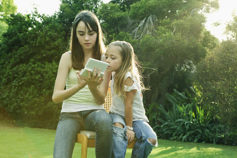 西方人,儿童,两个人,家庭,坐,笑,微笑,露齿笑,横图,室外,白天,正面,游戏,纯洁,草地,草坪,植物,椅子,欧洲,欧洲人,握,阴影,服装,光线,影子,拿,玩,拿着,注视,休闲装,娱乐,草,树,树木,一个,小孩,衣服,绿色,阳光,自然,低头,观察,看,靠,靠着,休闲,温暖,温馨,一家人,休闲服,可爱,童年,童趣,握着,服饰,游戏机,生长,单个,成长,观看,活动,和睦,察看,发泄,关注,消遣,智力,童真,烂漫,无邪,宣泄,垂头,天真,女孩,女人,女性,白种人,玩耍,嬉戏,坐着,半身,彩图,融洽,女生