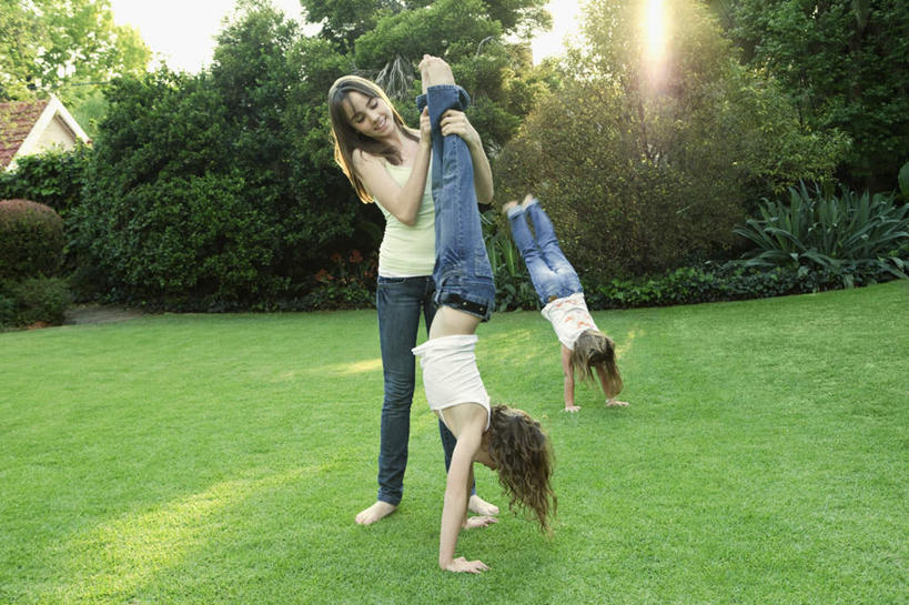 西方人,儿童,背部,三个人,家庭,站,笑,微笑,露齿笑,横图,室外,白天,正面,纯洁,草地,草坪,植物,欧洲,欧洲人,撑,倒立,握,阴影,服装,光线,影子,拿,拿着,扭头,注视,休闲装,草,树,树木,小孩,衣服,绿色,阳光,自然,观察,看,站着,转头,休闲,温暖,温馨,一家人,休闲服,可爱,童年,童趣,握着,服饰,生长,成长,观看,和睦,察看,撑着,关注,童真,烂漫,无邪,天真,女孩,女人,女性,白种人,站立,彩图,全身,融洽,女生