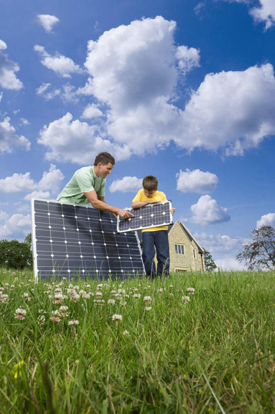 西方人,儿童,中年人,两个人,家庭,父亲,儿子,站,竖图,室外,白天,仰视,纯洁,太阳能,草地,草坪,植物,欧洲,欧洲人,握,阴影,服装,环保,光线,影子,云,云朵,拿,云彩,拿着,注视,休闲装,草,树,树木,小孩,衣服,蓝色,绿色,白云,蓝天,天空,阳光,自然,天,低头,观察,看,站着,休闲,温暖,温馨,父子,一家人,休闲服,父爱,可爱,童年,童趣,握着,服饰,生长,能源,晴朗,成长,观看,存储,回收,和睦,资源,察看,储存,关注,利用,童真,低碳,烂漫,无邪,循环,垂头,持续,天真,太阳能电池板,男孩,男人,男性,中年男性,白种人,孩子,晴空,站立,彩图,低角度拍摄,全身,融洽,男生