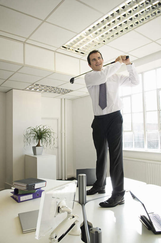 西方人,一个人,商务人士,商务男性,站,竖图,室内,白天,仰视,衬衫,电脑,显示器,鼠标,键盘,植物,窗户,天花板,桌面,桌子,欧洲,欧洲人,仅一个男性,仅一个人,仅一个中年男性,握,套装,网络,高尔夫,高尔夫球,击球,盆栽,办公桌,墙,盆景,拿,拿着,注视,输入设备,通讯设备,玻璃窗,墙壁,墙面,绿色,自然,观察,看,站着,台式电脑,握着,生长,成长,观看,察看,高尔夫球杆,关注,通信设备,商务装,工薪阶层,输出设备,高尔夫运动,高尔夫球具,男人,男性,中年男性,白种人,白领,上班族,站立,彩图,低角度拍摄,全身,衬衣