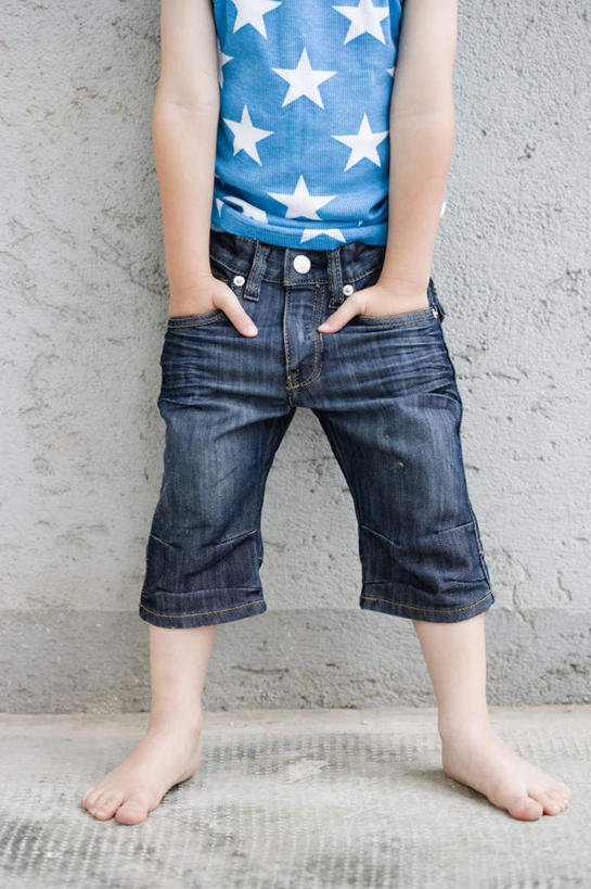 西方人,儿童,一个人,站,竖图,室外,白天,正面,纯洁,欧洲,欧洲人,仅一个男性,仅一个人,服装,裤子,背心,墙,星星,地面,牛仔裤,光脚,墙壁,墙面,小孩,衣服,蓝色,站着,仅一个小孩,星形,赤脚,可爱,童年,童趣,服饰,双手插袋,衣着,穿着,手插袋,五角形,童真,烂漫,无邪,双手抄兜,双手放兜,衣饰,天真,男孩,男人,男性,白种人,孩子,五角星,插兜,两手抄兜,两手放兜,手插兜,手放口袋,站立,半身,彩图,男生,手抄兜