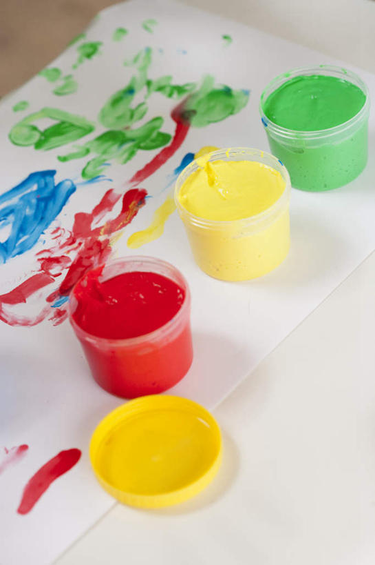 无人,竖图,俯视,室内,特写,白天,绘画,桌面,桌子,静物,艺术,纸,纸张,凌乱,书桌,三个,黄色,红色,蓝色,绿色,课桌,瓶子,塑料制品,塑料瓶,颜料,美术,混乱,纷乱,缭乱,庞杂,画纸,彩图,高角度拍摄,涂鸦,铅画纸,素描纸,丙烯颜料