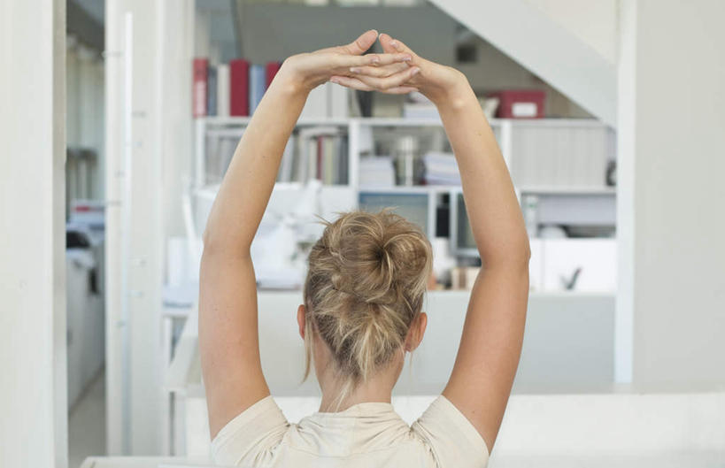 西方人,一个人,商务人士,商务女性,办公室,坐,举,握手,横图,室内,白天,柜子,桌子,欧洲,欧洲人,仅一个年轻女性,仅一个女性,仅一个人,许多,伸展,套装,材料,档案,文件,办公桌,墙,棕色,墙壁,墙面,排列,背面,资料,托,疲倦,伸直,盘发,疲劳,疲惫,队列,失落,文档,商务装,档案柜,工薪阶层,疲乏,年轻女性,女人,女性,白种人,白领,上班族,举起,举手,举着,向上举,向上伸,向上托,坐着,半身,彩图