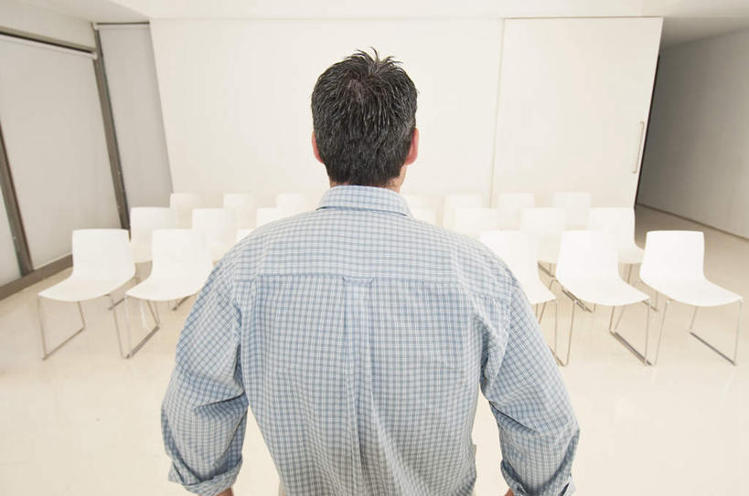 西方人,一个人,商务人士,商务男性,办公室,会议室,站,横图,室内,白天,衬衫,椅子,欧洲,欧洲人,仅一个男性,仅一个人,仅一个中年男性,一排,许多,套装,整齐,墙,地面,墙壁,墙面,排列,背面,会议椅,站着,办公椅,模拟,练习,队列,商务装,工薪阶层,商务椅,培训椅,男人,男性,中年男性,白种人,白领,上班族,站立,半身,彩图,衬衣