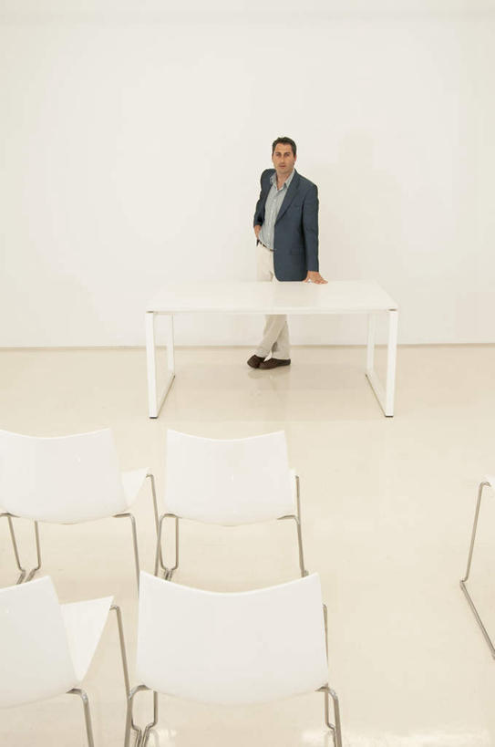 西方人,一个人,商务人士,商务男性,办公室,会议室,站,竖图,室内,白天,正面,衬衫,椅子,欧洲,欧洲人,仅一个男性,仅一个人,仅一个中年男性,一排,许多,套装,整齐,墙,地面,注视,墙壁,墙面,排列,会议椅,观察,看,站着,观看,办公椅,察看,模拟,练习,队列,关注,商务装,工薪阶层,商务椅,培训椅,男人,男性,中年男性,白种人,白领,上班族,站立,彩图,全身,衬衣