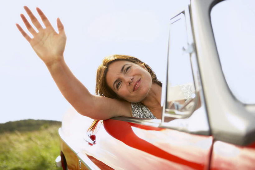 西方人,一个人,坐,笑,微笑,露齿笑,横图,室外,白天,正面,草地,草坪,植物,汽车,欧洲,欧洲人,仅一个女性,仅一个人,一辆,阴影,光线,影子,云,云朵,跑车,云彩,挥手,注视,车,草,蓝色,绿色,白云,蓝天,天空,阳光,交通工具,天,观察,看,行驶,招手,仅一个中年女性,晴朗,观看,察看,张开五指,关注,载具,敞篷跑车,女人,女性,中年女性,白种人,晴空,坐着,半身,彩图,五指张开