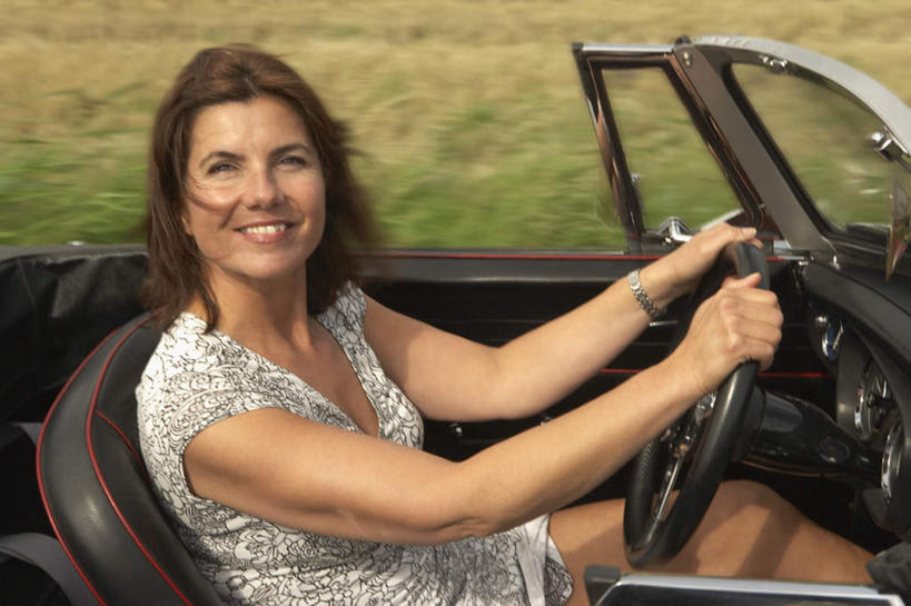 西方人,一个人,坐,笑,微笑,露齿笑,横图,室外,白天,侧面,裙子,机器,仪器,汽车,欧洲,欧洲人,仅一个女性,仅一个人,一辆,握,阴影,连衣裙,朦胧,模糊,光线,影子,云,云朵,跑车,云彩,扭头,注视,设备,车,蓝色,白云,蓝天,天空,阳光,方向盘,交通工具,天,观察,驾驶,看,行驶,转头,仅一个中年女性,握着,晴朗,观看,操纵,控制,察看,关注,载具,敞篷跑车,操控,把持,女人,女性,中年女性,白种人,晴空,坐着,半身,彩图