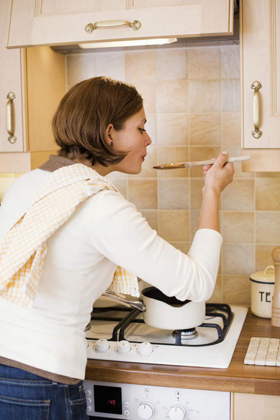 西方人,一个人,站,竖图,室内,白天,烹饪,厨房,柜子,桌面,桌子,厨具,金属制品,欧洲,欧洲人,仅一个年轻女性,仅一个女性,仅一个人,握,服装,金属,纺织物,锅子,勺子,墙,灶台,炉灶,拿,拿着,注视,休闲装,锅,墙壁,墙面,背面,衣服,橱柜,调羹,毛巾,汤匙,吹,观察,看,清洁,站着,休闲,休闲服,握着,服饰,锅具,观看,保暖,察看,关注,抽油烟机,透气,烹饪用具,防水,储水,耐磨,吸水,尝试,年轻女性,女人,女性,白种人,烹调用具,烹调,站立,半身,彩图,灶间,厨房料理台,料理台