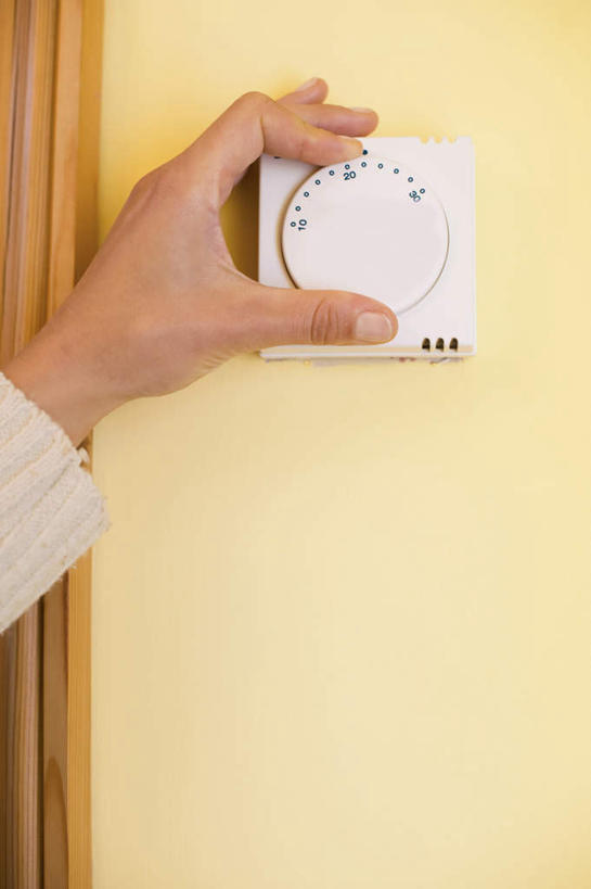 西方人,手,一个人,站,竖图,室内,特写,白天,正面,欧洲,欧洲人,仅一个年轻女性,仅一个女性,仅一个人,握,服装,标志,数字,文字,字符,墙,指针,休闲装,旋转,标识,墙壁,墙面,衣服,站着,休闲,手部,休闲服,握着,阿拉伯数字,服饰,单手,仪表盘,扭动,年轻女性,女人,女性,白种人,站立,半身,彩图