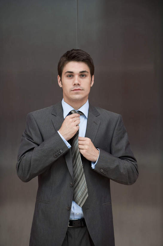 西方人,一个人,商务人士,商务男性,站,笑,微笑,竖图,室内,白天,正面,衬衫,电梯,欧洲,欧洲人,仅一个男性,仅一个人,套装,领带,运输工具,注视,仅一个年轻男性,观察,看,站着,系,升降梯,观看,整理,察看,象征,庄重,关注,商务装,身份,工薪阶层,正式,地位,男人,男性,年轻男性,白种人,白领,上班族,站立,半身,彩图,衬衣,升降设备