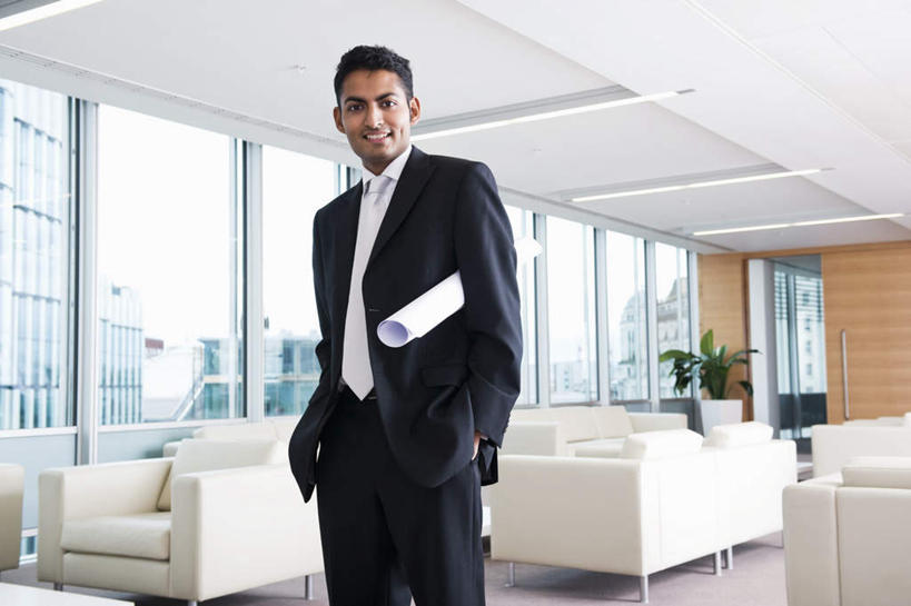 西方人,一个人,商务人士,商务男性,站,笑,微笑,露齿笑,横图,室内,白天,正面,衬衫,窗户,沙发,天花板,欧洲,欧洲人,仅一个男性,仅一个人,套装,图纸,设计图,地面,注视,玻璃窗,仅一个年轻男性,观察,看,站着,观看,察看,双手插袋,关注,商务装,手插袋,工程图,草图,蓝图,工薪阶层,双手抄兜,双手放兜,男人,男性,年轻男性,白种人,白领,上班族,设计,插兜,两手抄兜,两手放兜,手插兜,手放口袋,站立,半身,彩图,衬衣,手抄兜,皮沙发