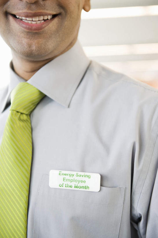 西方人,一个人,商务人士,商务男性,办公室,站,笑,微笑,露齿笑,竖图,室内,白天,正面,衬衫,天花板,照明,欧洲,欧洲人,仅一个男性,仅一个人,仅一个中年男性,套装,灯光,领带,标识,吊牌,顶灯,灯,绿色,胸牌,灯具,站着,照亮,徽章,象征,庄重,照明设备,商务装,身份,工薪阶层,胸章,胸卡,正式,地位,编号牌,雕刻牌,工号牌,胸号牌,胸徽,员工牌,男人,男性,中年男性,白种人,白领,上班族,站立,半身,彩图,衬衣