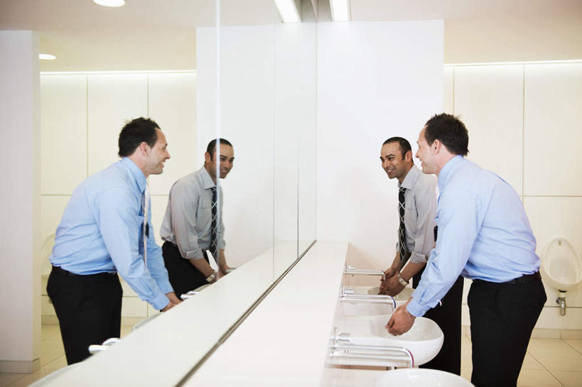 东方人,西方人,两个人,商务人士,商务男性,站,笑,说,微笑,横图,室内,白天,侧面,衬衫,讨论,镜子,卫生间,洗手间,欧洲,欧洲人,亚洲,套装,瓷砖,地砖,水槽,水龙头,墙,地面,注视,黄种人,水斗,洗手,开关,墙壁,墙面,打开,观察,看,站着,观看,阀门,镜像,察看,开启,镜面,关注,商务装,工薪阶层,水咀,小便池,交流,男人,男性,中年男性,白种人,亚洲人,白领,上班族,厕所,沟通,讲话,交谈,清洗,商讨,说话,谈话,洗涤,站立,半身,彩图,衬衣