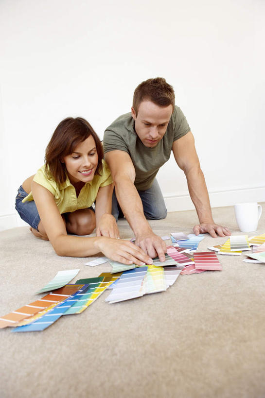 西方人,中年人,两个人,家庭,夫妻,跪,笑,说,微笑,露齿笑,竖图,室内,白天,正面,爱情,讨论,地板,装修,欧洲,欧洲人,握,服装,墙,地面,浪漫,系统,拿,拿着,注视,休闲装,装潢,木地板,墙壁,墙面,衣服,观察,看,休闲,温暖,温馨,一家人,休闲服,比较,恩爱,色彩,颜色,握着,恋人,服饰,对比,观看,色阶卡,色卡,颜色卡,色板,和睦,察看,关注,选择,标准,比色卡,色标卡,交流,男人,男性,女人,女性,中年男性,中年女性,白种人,夫妇,情侣,沟通,跪着,讲话,交谈,商讨,说话,谈话,彩图,全身,伴侣,融洽