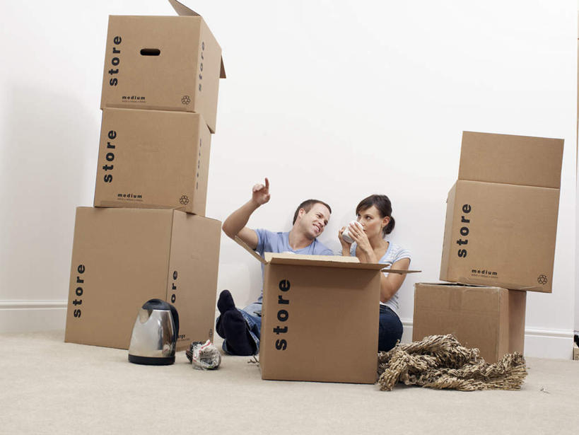 西方人,中年人,两个人,家庭,夫妻,坐,笑,说,微笑,露齿笑,横图,室内,白天,正面,爱情,讨论,报纸,杯子,欧洲,欧洲人,一堆,许多,废弃,指,堆叠,堆积,服装,裤子,信息,包裹,包装,壶,纸箱,陶瓷,墙,咖啡壶,陶瓷制品,地面,浪漫,注视,牛仔裤,休闲装,方向,墙壁,墙面,衣服,马克杯,容器,水杯,箱子,观察,看,手势,休闲,温暖,温馨,一家人,休闲服,恩爱,恋人,服饰,观看,堆,搬家,新闻,和睦,察看,迁移,指向,食指,关注,纸板箱,拆封,包装箱,迁居,乔迁,搬迁,交流,男人,男性,女人,女性,中年男性,中年女性,白种人,夫妇,情侣,沟通,讲话,交谈,商讨,说话,谈话,坐着,彩图,全身,伴侣,融洽,报刊