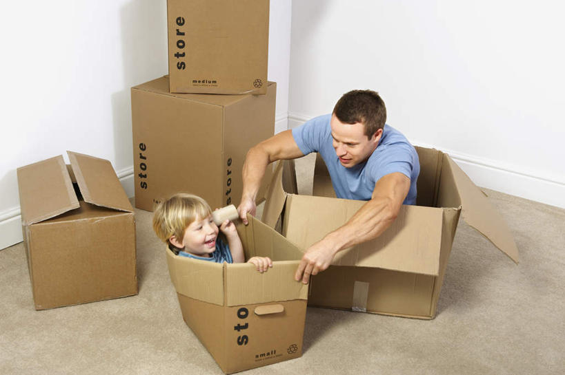 西方人,儿童,中年人,两个人,家庭,父亲,儿子,客厅,坐,笑,微笑,露齿笑,横图,俯视,室内,白天,T恤衫,游戏,纯洁,欧洲,欧洲人,许多,握,服装,包装,管子,纸箱,墙,地面,拿,玩,T恤,拿着,注视,休闲装,娱乐,墙壁,墙面,小孩,衣服,蓝色,容器,箱子,观察,看,休闲,温暖,温馨,父子,一家人,休闲服,父爱,可爱,童年,童趣,握着,服饰,观看,活动,搬家,和睦,察看,迁移,起居室,发泄,关注,消遣,智力,纸板箱,童真,烂漫,无邪,包装箱,宣泄,迁居,乔迁,搬迁,客堂,天真,男孩,男人,男性,中年男性,白种人,孩子,玩耍,嬉戏,坐着,彩图,高角度拍摄,全身,融洽,男生