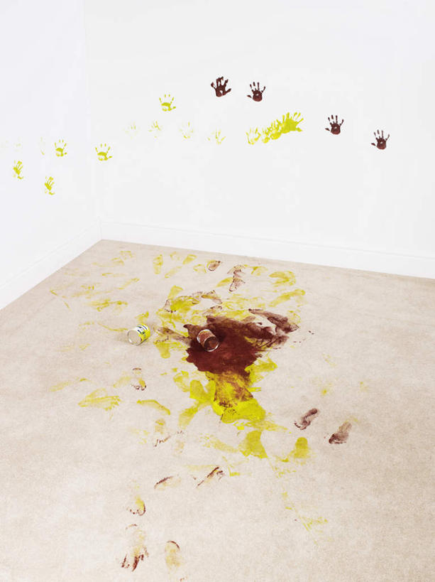 无人,竖图,俯视,室内,特写,白天,地板,装修,装饰,材料,墙,地面,痕迹,凌乱,破坏,装潢,破损,木地板,墙壁,墙面,黄色,保护,杂乱,涂料,损坏,混乱,纷乱,缭乱,庞杂,彩图,高角度拍摄