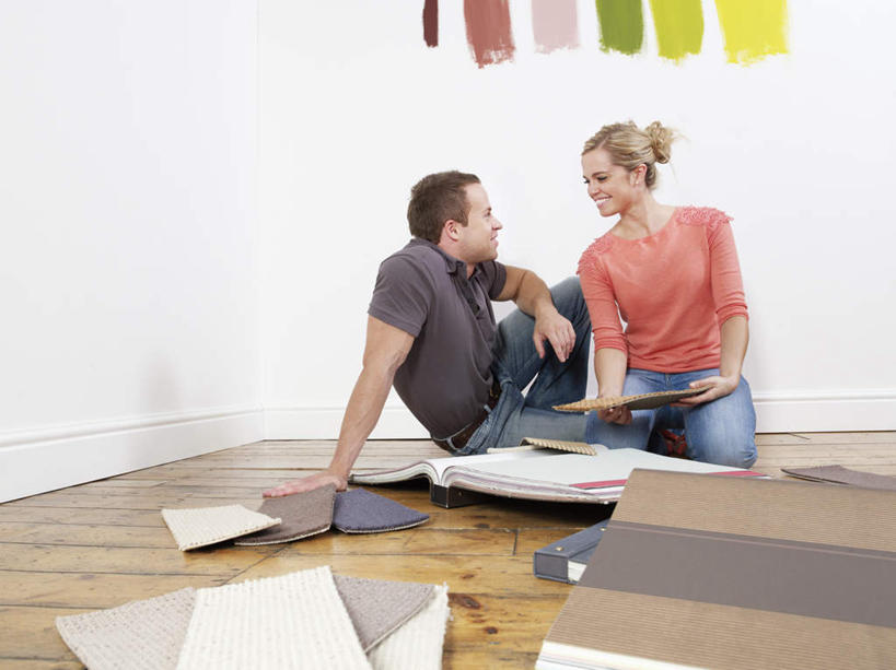 西方人,中年人,两个人,家庭,夫妻,坐,跪,笑,微笑,露齿笑,横图,室内,白天,正面,爱情,地板,装修,书籍,欧洲,欧洲人,一本,一堆,许多,撑,握,堆叠,堆积,服装,裤子,散落,木板,墙,地面,浪漫,拿,拿着,注视,牛仔裤,休闲装,装潢,木地板,墙壁,墙面,衣服,红色,打开,观察,看,休闲,温暖,温馨,一家人,休闲服,恩爱,握着,恋人,服饰,观看,堆,和睦,察看,撑着,开启,关注,男人,男性,女人,女性,中年男性,中年女性,白种人,夫妇,情侣,书,图书,跪着,坐着,彩图,全身,伴侣,融洽