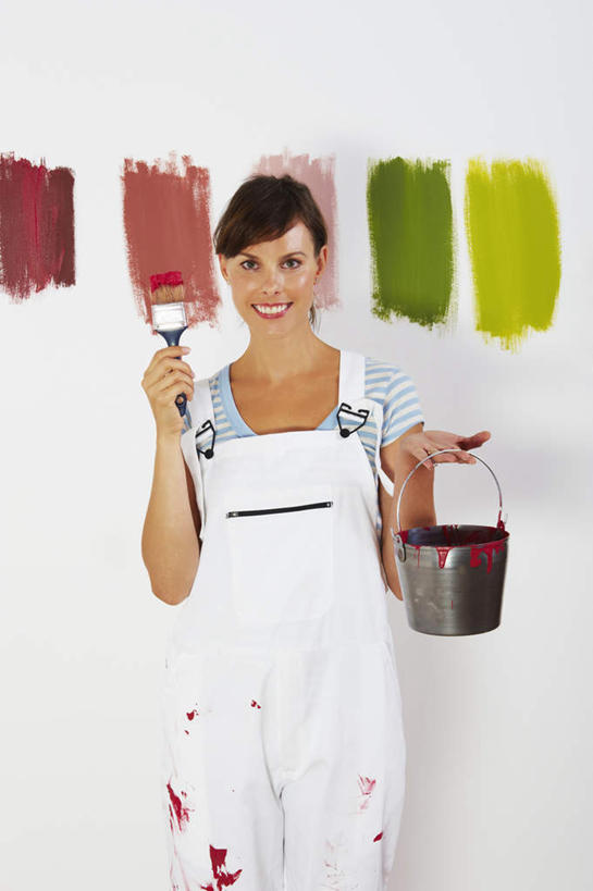 西方人,一个人,站,举,笑,微笑,露齿笑,竖图,彩色,室内,白天,正面,T恤衫,装修,欧洲,欧洲人,仅一个女性,仅一个人,一排,许多,握,服装,裤子,整齐,铁桶,桶,墙,系统,拿,T恤,拎,拿着,注视,休闲装,装潢,墙壁,墙面,排列,衣服,白色,粉刷,容器,刷子,观察,看,托,站着,仅一个中年女性,休闲,休闲服,背带裤,比较,色彩,颜色,握着,服饰,对比,观看,储藏,油漆,色阶卡,色卡,颜色卡,涂料,色板,察看,储存,队列,关注,选择,标准,比色卡,色标卡,饭单裤,工装裤,女人,女性,中年女性,白种人,举起,举手,举着,向上举,向上伸,向上托,站立,半身,彩图,贮存,拎着