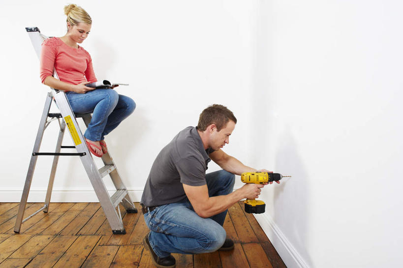 西方人,中年人,两个人,家庭,夫妻,坐,蹲,笑,攀登,微笑,横图,室内,白天,侧面,爱情,地板,装修,书籍,欧洲,欧洲人,握,服装,裤子,梯子,阶梯,墙,地面,浪漫,拿,拿着,注视,牛仔裤,休闲装,装潢,木地板,墙壁,墙面,衣服,红色,观察,看,休闲,温暖,温馨,一家人,休闲服,爬,恩爱,握着,恋人,服饰,观看,上升,电钻,和睦,察看,关注,人字梯,手电钻,电动工具,登高,男人,男性,女人,女性,中年男性,中年女性,白种人,夫妇,情侣,书,图书,蹲着,攀爬,坐着,彩图,全身,伴侣,融洽