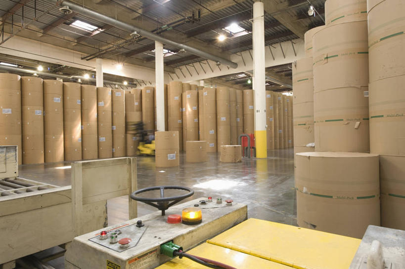 无人,工厂,横图,室内,白天,正面,车间,机器,天花板,照明,一排,许多,整齐,印刷,纸,柱子,灯光,很多,设备,顶灯,灯,排列,灯具,机械,堆,照亮,照明设备,队列,印刷机,彩图,制造厂,印刷设备