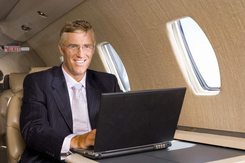 西方人,一个人,商务人士,商务男性,坐,笑,微笑,露齿笑,横图,室内,白天,正面,衬衫,电脑,笔记本电脑,窗户,桌面,桌子,飞机,椅子,欧洲,欧洲人,仅一个男性,仅一个人,仅一个中年男性,套装,网络,木制,交通,注视,通讯设备,航空,玻璃窗,木制品,交通工具,观察,看,搭,运输,观看,一台,察看,无线,客机,搭着,关注,载具,通信设备,商务装,无线网络,无线上网,便携式电脑,工薪阶层,手提电脑,男人,男性,中年男性,白种人,白领,上班族,坐着,半身,彩图,衬衣