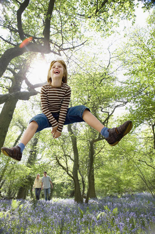 西方人,儿童,一个人,跳,笑,微笑,露齿笑,竖图,室外,白天,仰视,爱情,纯洁,草地,草坪,花海,花圃,植物,风信子,叶子,欧洲,欧洲人,仅一个女性,仅一个人,阴影,服装,盛开,光线,影子,花蕾,注视,休闲装,草,花,花瓣,花朵,花卉,鲜花,树,树木,小孩,衣服,绿色,紫色,阳光,自然,花丛,花束,花田,花苞,花蕊,观察,看,仅一个小孩,休闲,休闲服,可爱,童年,童趣,服饰,生长,成长,观看,张开双腿,悲伤,喜悦,察看,风信花,关注,怀念,童真,烂漫,无邪,悲哀,展开双腿,天真,女孩,女人,女性,白种人,孩子,跳跃,彩图,低角度拍摄,全身,女生,伸展双腿