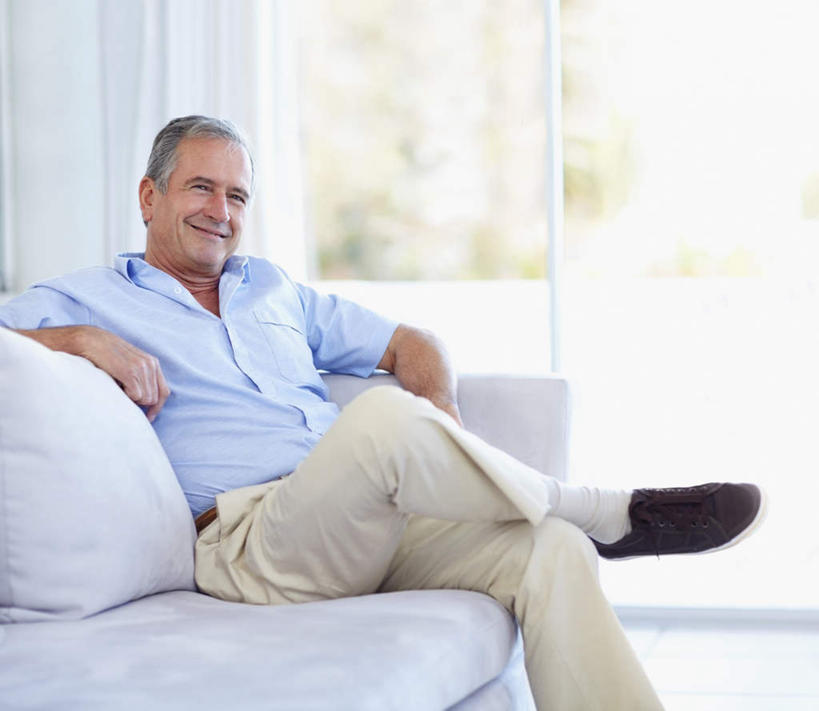 西方人,一个人,客厅,坐,笑,微笑,横图,室内,白天,正面,窗户,窗帘,靠垫,落地窗,沙发,欧洲,欧洲人,仅一个男性,仅一个人,仅一个中年男性,服装,装饰,墙,靠枕,二郎腿,注视,休闲装,玻璃窗,墙壁,墙面,衣服,蓝色,帘子,垫子,枕头,观察,看,靠,靠着,休闲,休闲服,遮阳,搭,服饰,观看,华丽,修饰,点缀,察看,起居室,搭着,关注,布艺沙发,衬托,美观,雅致,雅观,客堂,男人,男性,中年男性,白种人,坐着,半身,彩图