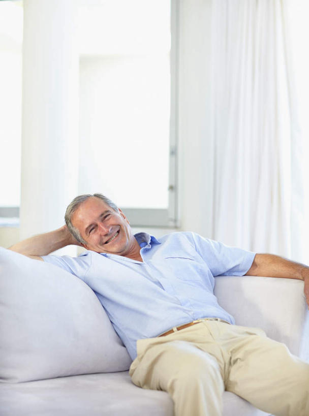 西方人,一个人,客厅,躺,举,笑,微笑,露齿笑,竖图,室内,白天,正面,窗户,窗帘,靠垫,落地窗,沙发,欧洲,欧洲人,仅一个男性,仅一个人,仅一个中年男性,撑,服装,装饰,墙,靠枕,注视,休闲装,玻璃窗,墙壁,墙面,衣服,蓝色,帘子,垫子,枕头,观察,看,托,休闲,休闲服,遮阳,搭,服饰,观看,华丽,修饰,点缀,察看,起居室,撑着,搭着,关注,布艺沙发,衬托,美观,雅致,雅观,客堂,卧着,男人,男性,中年男性,白种人,举起,举手,举着,躺着,卧,向上举,向上伸,向上托,半身,彩图